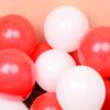 hvite og røde latex heliumballonger